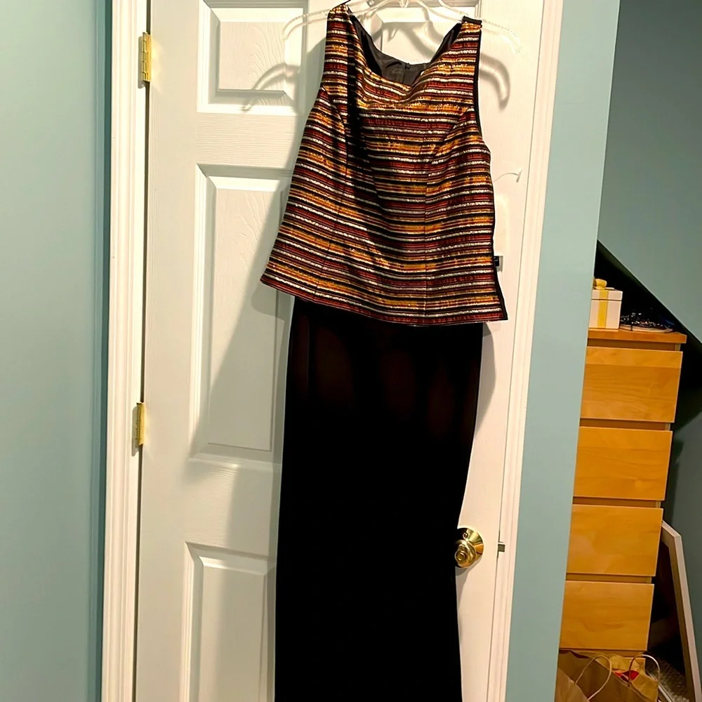 Jessica Howard fully lined maxi dress, metallic top with hidden back zipper. - Picture 6 of 11